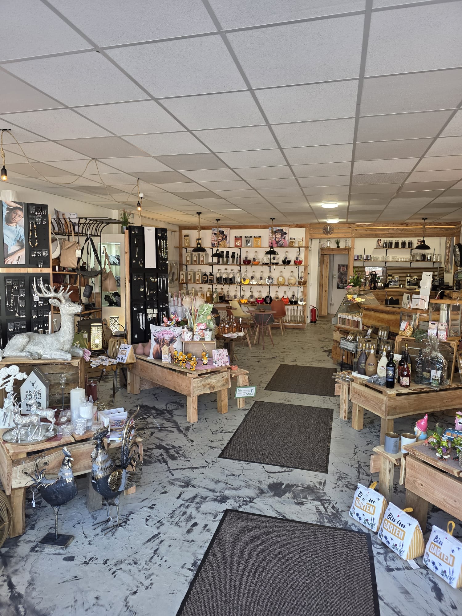 Blick durch den Laden von Genuss & Stil mit Deko, Schmuck und Feinkost